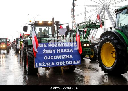 Landwirte fahren ihre Traktoren im Zentrum von Krakau, Polen, während sie am 20. Februar 2024 einen landesweiten Streik gegen die EU-Politik des Grünen Deals und die Agrarimporte aus der Ukraine veranstalten. Über 30 Traktoren blockierten heute die polnischen Straßen. Stockfoto