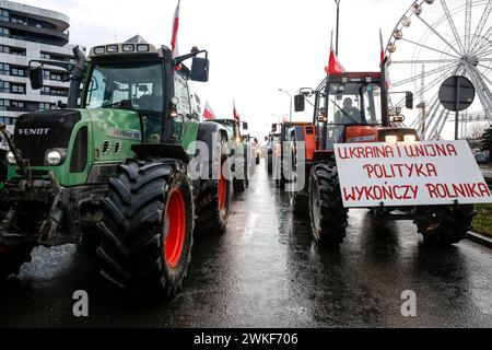 Landwirte fahren ihre Traktoren im Zentrum von Krakau, Polen, während sie am 20. Februar 2024 einen landesweiten Streik gegen die EU-Politik des Grünen Deals und die Agrarimporte aus der Ukraine veranstalten. Über 30 Traktoren blockierten heute die polnischen Straßen. Stockfoto