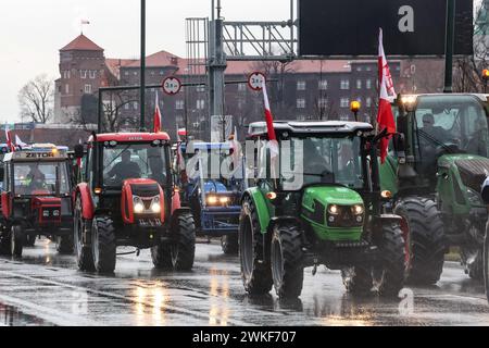 Landwirte fahren ihre Traktoren im Zentrum von Krakau, Polen, während sie am 20. Februar 2024 einen landesweiten Streik gegen die EU-Politik des Grünen Deals und die Agrarimporte aus der Ukraine veranstalten. Über 30 Traktoren blockierten heute die polnischen Straßen. Stockfoto