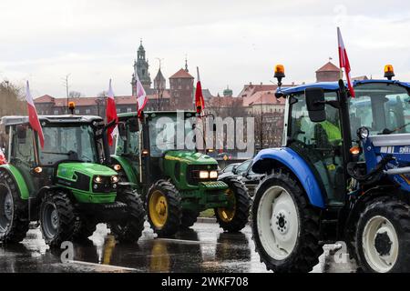 Landwirte fahren ihre Traktoren im Zentrum von Krakau, Polen, während sie am 20. Februar 2024 einen landesweiten Streik gegen die EU-Politik des Grünen Deals und die Agrarimporte aus der Ukraine veranstalten. Über 30 Traktoren blockierten heute die polnischen Straßen. Stockfoto