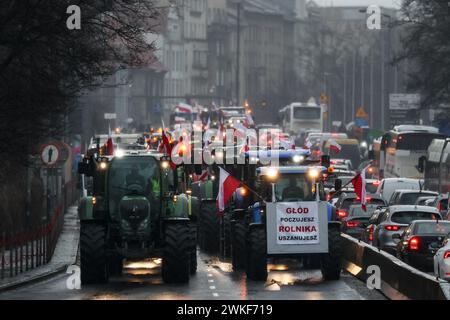 Landwirte fahren ihre Traktoren im Zentrum von Krakau, Polen, während sie am 20. Februar 2024 einen landesweiten Streik gegen die EU-Politik des Grünen Deals und die Agrarimporte aus der Ukraine veranstalten. Über 30 Traktoren blockierten heute die polnischen Straßen. Stockfoto