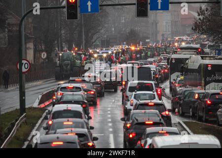 Landwirte fahren ihre Traktoren im Zentrum von Krakau, Polen, während sie am 20. Februar 2024 einen landesweiten Streik gegen die EU-Politik des Grünen Deals und die Agrarimporte aus der Ukraine veranstalten. Über 30 Traktoren blockierten heute die polnischen Straßen. Stockfoto