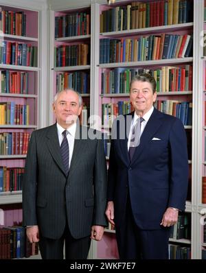 Michail Gorbatschow und Ronald Reagan. Porträt des ehemaligen Präsidenten der Sowjetunion, Michail Sergejewitsch Gorbatschow (1931–2022) und US-Präsident Ronald Reagan (1911–2004) in der Bibliothek des Weißen Hauses, 1987 Stockfoto