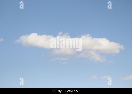 Schöne helle Wolken am blauen Himmel Stockfoto