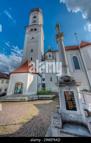 Nesselwang, Deutschland - 06. Juli 2023: Weitwinkelansicht der Nordseite der St. Andreas-Kirche mit dem Kriegsdenkmal im Vordergrund. Stockfoto