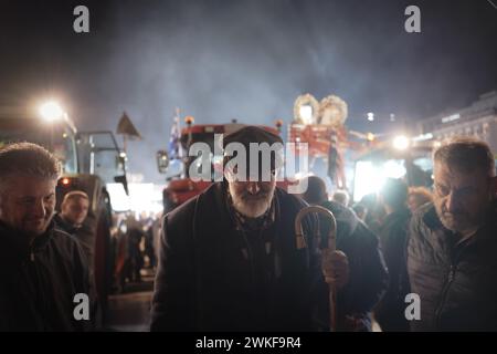 Athen, Athen, Griechenland. Februar 2024. Landwirte aus ganz Griechenland versammelten sich auf dem Syntagma-Platz, um gegen die hohen Produktionskosten, die Agrargesetze der EU, die Agrargesetze, die EU-Behörden und die EU-Behörden zu protestieren. und die vollständige Entschädigung für die von den verheerenden Überschwemmungen in Thessalien betroffenen Gebiete zu fordern.Neben den Landwirten nahmen auch Arbeiter aus verschiedenen Sektoren an der Demonstration Teil.in Athen kamen die Bauern mit ihren Traktoren und auch gecharterten Bussen an. (Kreditbild: © Giorgos Arapekos/ZUMA Press Wire) NUR REDAKTIONELLE VERWENDUNG! Nicht für kommerzielle ZWECKE! Stockfoto