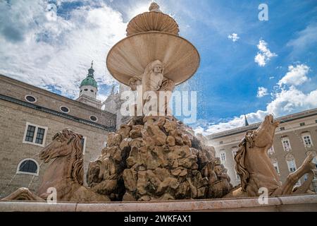 SALZBURG, ÖSTERREICH - 27. APRIL 2023: Detail des mittelalterlichen Residenzbrunnen am Residenzplatz. Im Hintergrund ein Blick auf den Residence Palace, Stockfoto