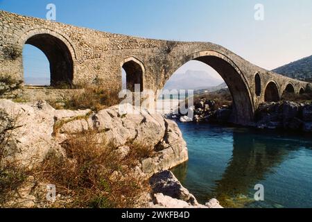 Albanien, 1986: MES-Brücke (albanisch Ura e mesit) die berühmte osmanische Brücke über den Fluss Kiri, Shkodër, Albanien. Stockfoto