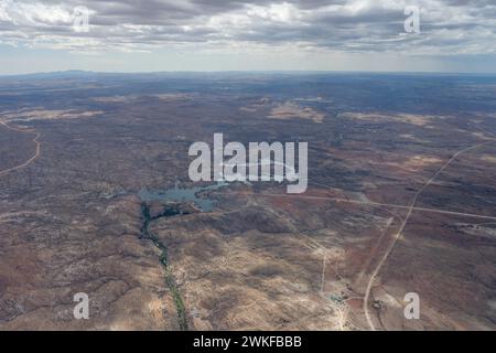 Luftlandcape mit Oanob-Damm und See in der Wüste, aufgenommen von einem Segelflugzeug im hellen Licht des späten Frühlings aus dem Osten, Namibia, Afrika Stockfoto