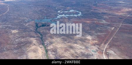 Luftlandcape mit Rehoboth Landebahn und Oanob See in der Wüste, aufgenommen von einem Segelflugzeug im hellen Licht des späten Frühlings aus dem Osten Namibias, Afrika Stockfoto