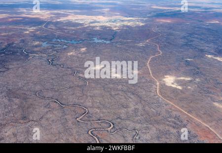 Luftlandcape mit trockenen Flussbetten und Oanob-See in der Wüste, aufgenommen von einem Segelflugzeug im hellen Licht des späten Frühlings aus Westen, Namibia, Afrika Stockfoto