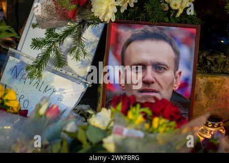 Blumen und Kerzen wurden zur spontanen Gedenkfeier für den russischen Oppositionsführer Alexej Nawalny gelegt, mit einem Porträt, das von Schnee und Regentropfen nass war Stockfoto