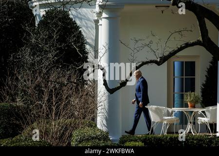 Washington, Usa. Februar 2024. Präsident Joe Biden verlässt das Oval Office in Richtung Marine One auf dem Südrasen des Weißen Hauses am 20. Februar 2024 reist der Präsident nach Kalifornien, wo er Los Angeles, San Francisco und Los Altos Hills besuchen wird. (Foto: Samuel Corum/Pool/ABACAPRESS.COM) Credit: Abaca Press/Alamy Live News Stockfoto