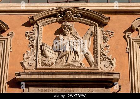 Skulptur, die den Heiligen Andreas mit einem Fisch über dem Eingang des Oratoriums des Heiligen Andreas der Fischhändler, jüdisches Ghetto, Rom, Latium, Italien darstellt Stockfoto