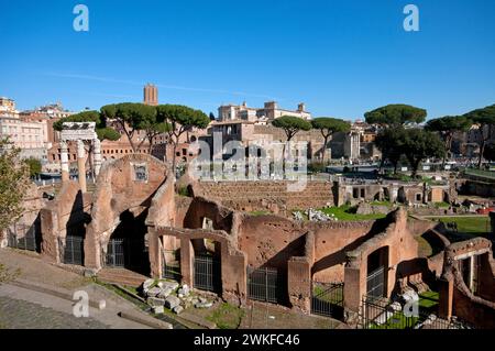 Blick auf die Ruinen des Forum Romanum, Rom, Latium, Italien Stockfoto