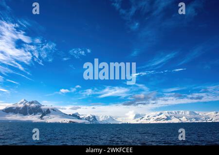 Schnee- und eisbedeckte Berge rund um eine Bucht auf der Antarktischen Halbinsel, Antarktis Stockfoto