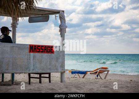 Varadero Beach, Kuba 25. JAN 2013 - Ein einheimisches Massagegerät in einer Massagekabine mit Blick auf den Strand, mit Blick auf den Himmel, der sich in eine entspannende Meereslandschaft verwandelt Stockfoto