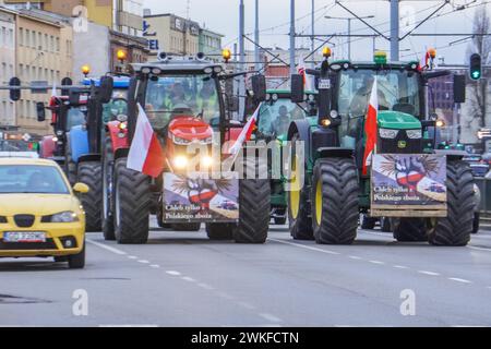 Polen. Februar 2024. Danzig, Polen Februar 2024 Landwirte blockieren Straßen im Stadtzentrum, während Traktoren langsam durch die überfüllten Straßen fahren, und sehen, wie Landwirte Straßen im ganzen Land blockieren, um die EU-Umweltpolitik und den unlauteren Wettbewerb aus nicht-EU-Ländern zu fordern. Quelle: Vadim Pacajev/Alamy Live News Stockfoto