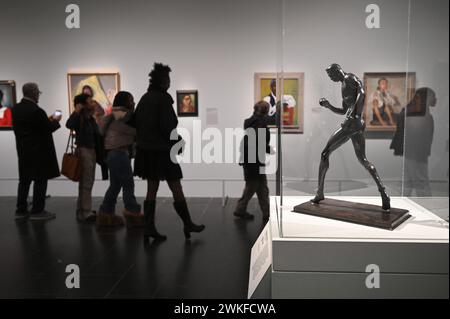 New York, USA. Februar 2024. „Boxer“ des Künstlers Richmond Barthe im Rahmen der Pressevorschau „The Harlem Renaissance and Transatlantic Modernism“ im Metropolitan Museum of Art, New York, NY, 20. Februar 2024. (Foto: Anthony Behar/SIPA USA) Credit: SIPA USA/Alamy Live News Stockfoto