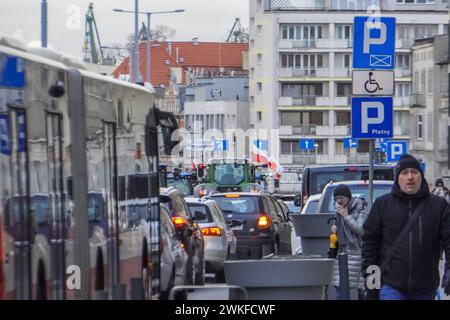 Polen. Februar 2024. Danzig, Polen Februar 2024 Landwirte blockieren Straßen im Stadtzentrum, während Traktoren langsam durch die überfüllten Straßen fahren, und sehen, wie Landwirte Straßen im ganzen Land blockieren, um die EU-Umweltpolitik und den unlauteren Wettbewerb aus nicht-EU-Ländern zu fordern. Quelle: Vadim Pacajev/Alamy Live News Stockfoto