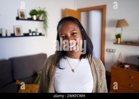 Porträt einer fröhlichen afroamerikanerin zu Hause, die die Kamera lächelnd ansieht. Stockfoto
