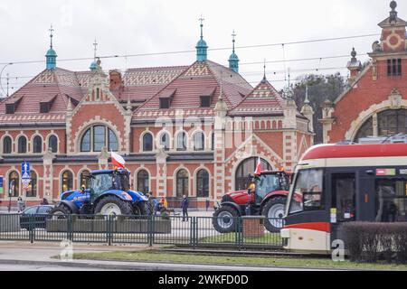 Polen. Februar 2024. Danzig, Polen Februar 2024 Landwirte blockieren Straßen im Stadtzentrum, während Traktoren langsam durch die überfüllten Straßen fahren, und sehen, wie Landwirte Straßen im ganzen Land blockieren, um die EU-Umweltpolitik und den unlauteren Wettbewerb aus nicht-EU-Ländern zu fordern. Quelle: Vadim Pacajev/Alamy Live News Stockfoto