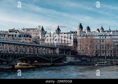 Blick auf die Bir Hakeim Brücke mit einigen klassischen Pariser Gebäuden entlang der seine Stockfoto