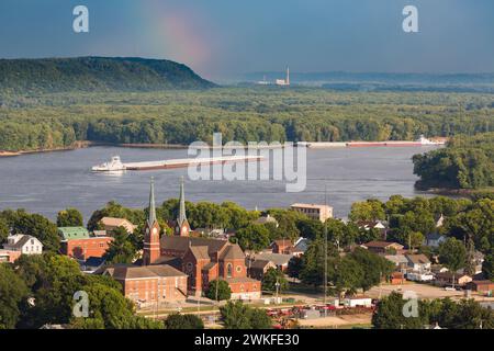 Binnenschifffahrt auf dem Mississippi River vorbei an Guttenberg, Iowa Stockfoto