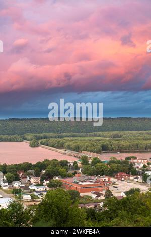 Bunte Wolken bei Sonnenuntergang über Lock and Dam No. 10 am Mississippi River in Guttenberg, Iowa Stockfoto