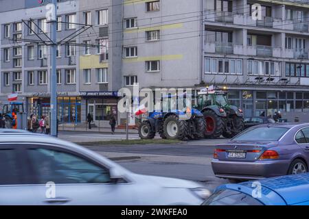 Polen. Februar 2024. Danzig, Polen Februar 2024 Landwirte blockieren Straßen im Stadtzentrum, während Traktoren langsam durch die überfüllten Straßen fahren, und sehen, wie Landwirte Straßen im ganzen Land blockieren, um die EU-Umweltpolitik und den unlauteren Wettbewerb aus nicht-EU-Ländern zu fordern. (Foto: Vadim Pacajev/SIPA USA) Credit: SIPA USA/Alamy Live News Stockfoto