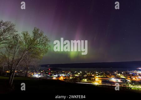 Nordlichter tanzen über dem Mississippi River in Guttenberg, Iowa Stockfoto