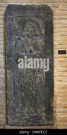 Grabstein. Das BAS-Relief zeigt einen Ritter, der seine Gewohnheit trägt und eine Keule trägt. Inschriften in gotischen Schriftzeichen an der Grenze. Schiefer. Zweite Hälfte des 14. Jahrhunderts. Aus der Kirche San Román, Toledo, Spanien. Museum der wegotischen Räte und Kultur. Toledo, Kastilien-La Mancha, Spanien. Stockfoto