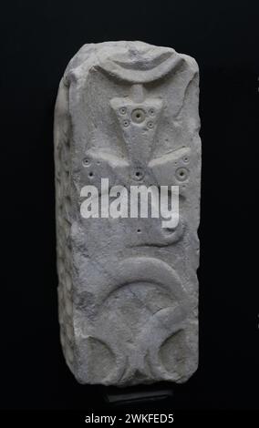 Pilaster. Kreuzpattée-Dekoration mit Kreisen, die Cabochons simulieren. Marmor. 7. Jahrhundert. Aus Toledo, Spanien. Museum der wegotischen Räte und Kultur. Toledo, Kastilien-La Mancha, Spanien. Stockfoto