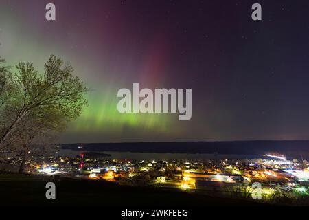 Nordlichter tanzen über dem Mississippi River in Guttenberg, Iowa Stockfoto