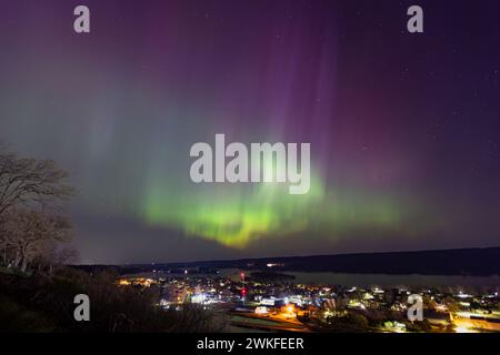 Nordlichter tanzen über dem Mississippi River in Guttenberg, Iowa Stockfoto