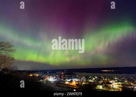 Nordlichter tanzen über dem Mississippi River in Guttenberg, Iowa Stockfoto