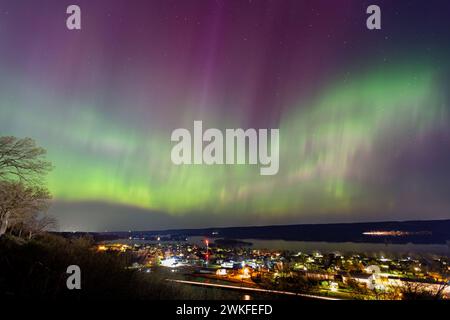 Nordlichter tanzen über dem Mississippi River in Guttenberg, Iowa Stockfoto