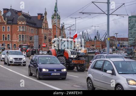 Polen. Februar 2024. Danzig, Polen Februar 2024 Landwirte blockieren Straßen im Stadtzentrum, während Traktoren langsam durch die überfüllten Straßen fahren, und sehen, wie Landwirte Straßen im ganzen Land blockieren, um die EU-Umweltpolitik und den unlauteren Wettbewerb aus nicht-EU-Ländern zu fordern. (Foto: Vadim Pacajev/SIPA USA) Credit: SIPA USA/Alamy Live News Stockfoto