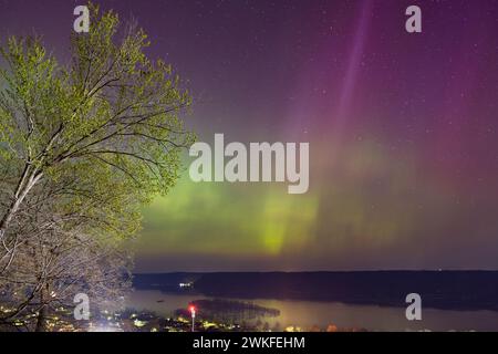 Nordlichter tanzen über dem Mississippi River in Guttenberg, Iowa Stockfoto