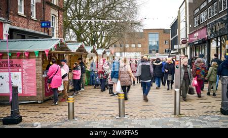 Das Wakefield Rhabarb Festival 2024. Geschäftige Verkaufsstände entlang des Cathedral Walk. Stockfoto