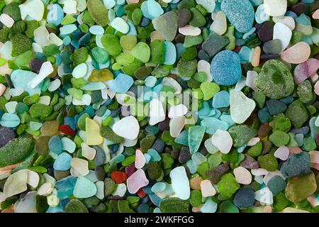 Mehrfarbiger Hintergrund aus seepolierten Glassplittern von Flaschen. Glasstrand Stockfoto