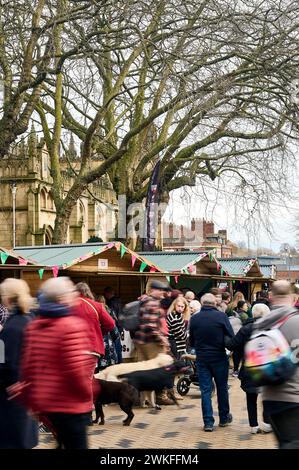 Das Wakefield Rhabarb Festival 2024. Geschäftige Verkaufsstände entlang des Cathedral Walk. Stockfoto