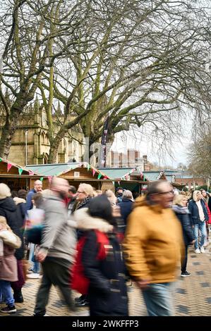 Das Wakefield Rhabarb Festival 2024. Geschäftige Verkaufsstände entlang des Cathedral Walk. Stockfoto