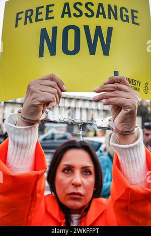 Rom, Italien. Februar 2024. Demonstranten protestieren vor der britischen Botschaft in Italien, um den britischen Obersten Gerichtshof zu bitten, die Auslieferung des Wikileaks-Gründers Julian Assange an die Vereinigten Staaten zu blockieren, wo er wegen Spionage eine Gefängnisstrafe von bis zu 175 Jahren erhalten könnte. Quelle: Riccardo De Luca - Update Images/Alamy Live News Stockfoto