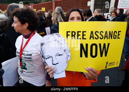 Rom, Italien. Februar 2024. Demonstranten protestieren vor der britischen Botschaft in Italien, um den britischen Obersten Gerichtshof zu bitten, die Auslieferung des Wikileaks-Gründers Julian Assange an die Vereinigten Staaten zu blockieren, wo er wegen Spionage eine Gefängnisstrafe von bis zu 175 Jahren erhalten könnte. Quelle: Riccardo De Luca - Update Images/Alamy Live News Stockfoto