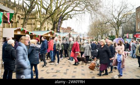 Das Wakefield Rhabarb Festival 2024. Geschäftige Verkaufsstände entlang des Cathedral Walk. Stockfoto