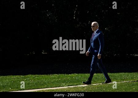 Washington, Usa. Februar 2024. Präsident Joe Biden verlässt das Oval Office in Richtung Marine One auf dem Südrasen des Weißen Hauses am 20. Februar 2024 reist der Präsident nach Kalifornien, wo er Los Angeles, San Francisco und Los Altos Hills besuchen wird. Foto: Samuel Corum/UPI Credit: UPI/Alamy Live News Stockfoto