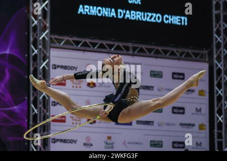 Chieti, Italien. Februar 2024. Viktoriia Onopriienko von Armonia D'Abruzzo während der Rhythmischen Gymnastik FGI Serie A1 2024 in der PalaTricalle. (Foto: Fabrizio Carabelli/SOPA Images/SIPA USA) Credit: SIPA USA/Alamy Live News Stockfoto