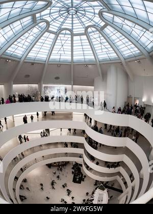 New York, USA - 30. April 2023: Blick auf das Innere des Guggenheim Museums in Manhattan, New York. Stockfoto