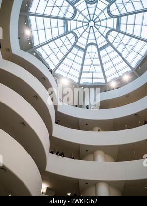 New York, USA - 30. April 2023: Blick auf das Innere des Guggenheim Museums in Manhattan, New York. Stockfoto